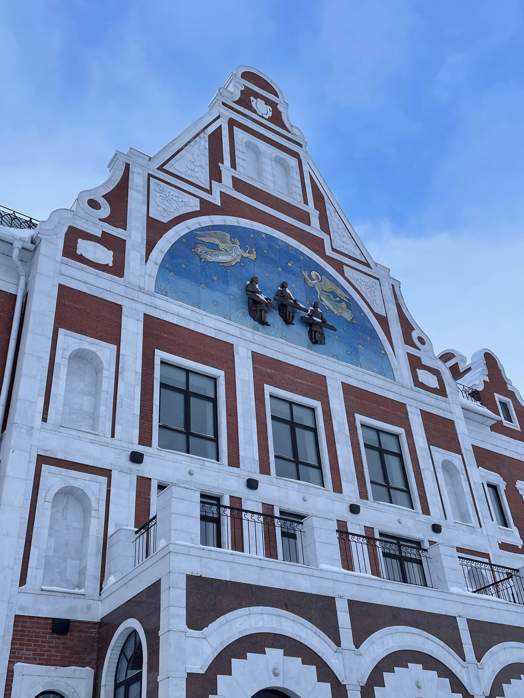 Всё прошло замечательно! К сожалению, из-за метели отменили экскурсию, но организаторы предложили вернуть деньги или перенести