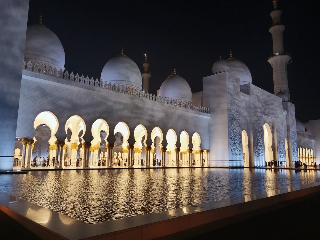 Интересная экскурсия. Особенно понравилась сияющая роскошь Emirates Palace Mandarin Oriental и панорама, которая открывается с крыльца