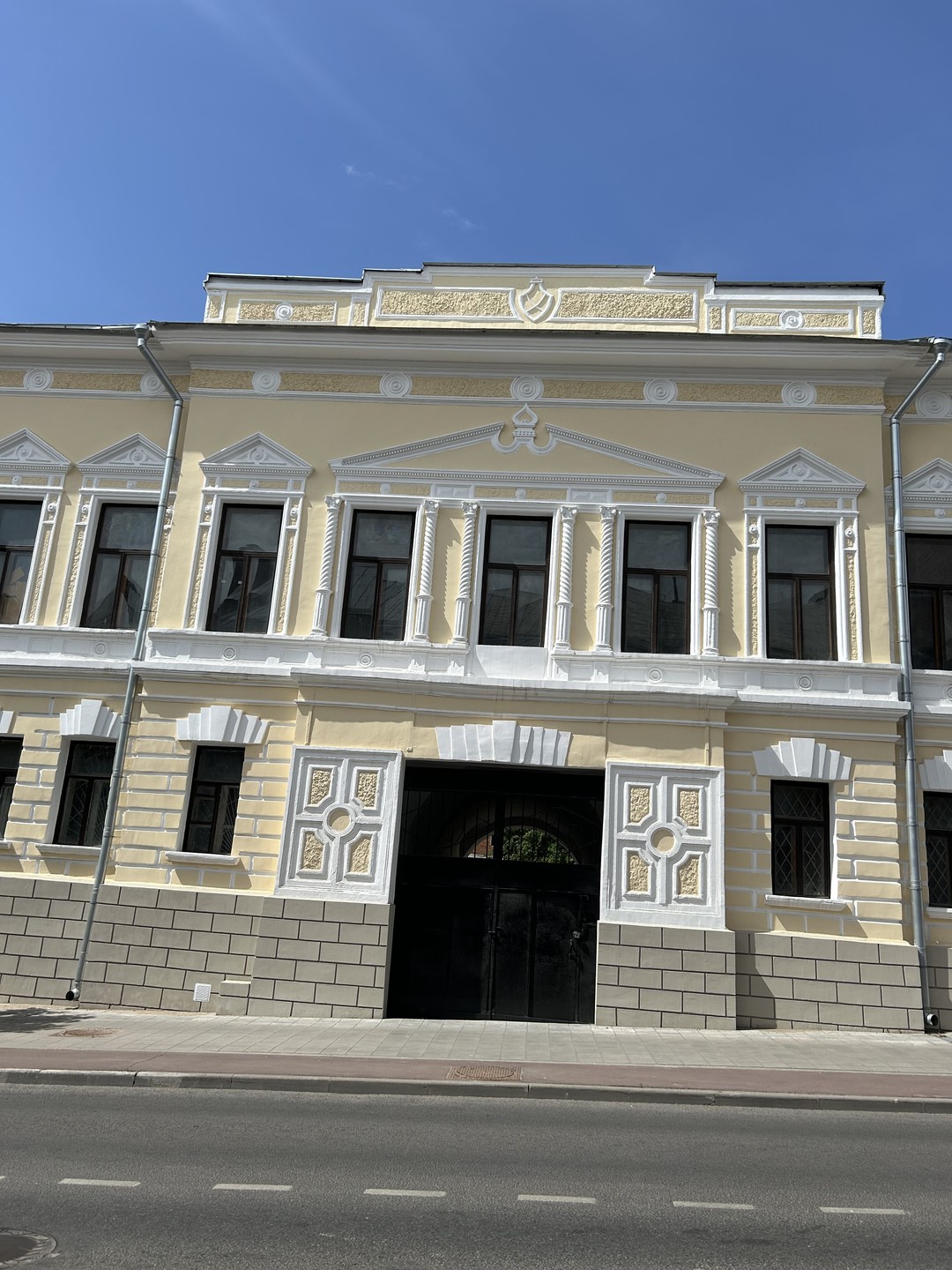 Посетили Серпухов 31 мая 2025. Сопровождал экскурсовод Александр Иванов. Человек влюбленный в свой город, искренне переживающий
