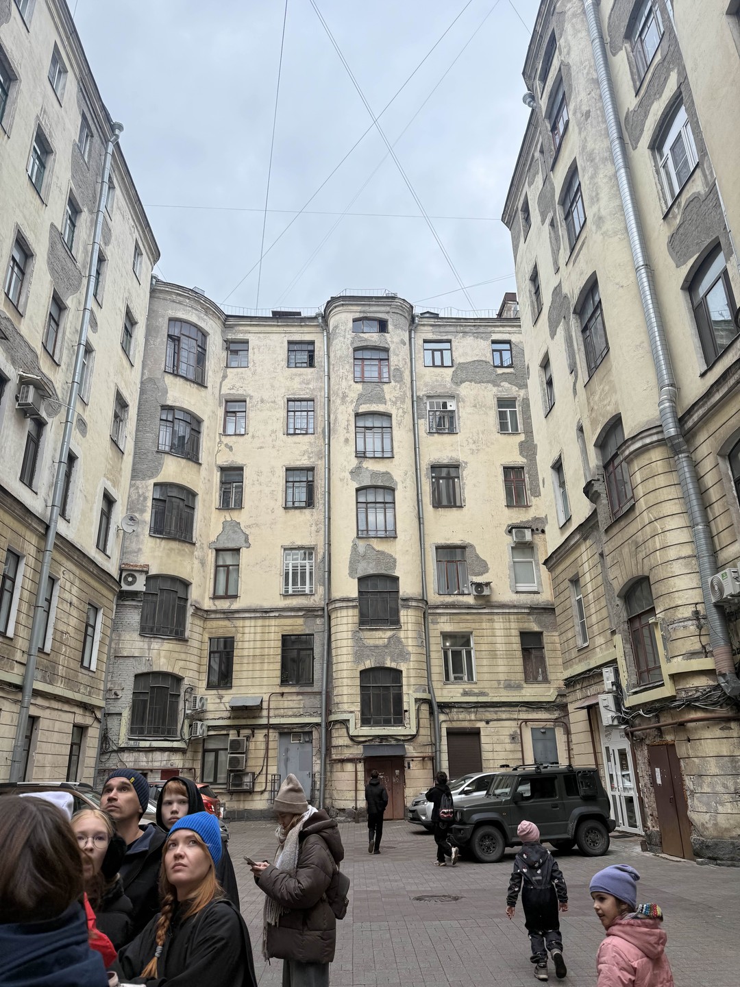 Секреты Петроградской стороны: дворы-колодцы, парадные и доходные дома (Аделя)