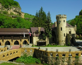 Экскурсия по Кисловодску, Замок коварства и любви и термальный спа-комплекс