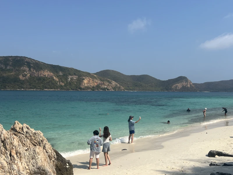 Сам остров красив, а точнее его пляж с бирюзовой водой, мелкий белоснежный песок и скалы (девочки, фоточки будут суперские)