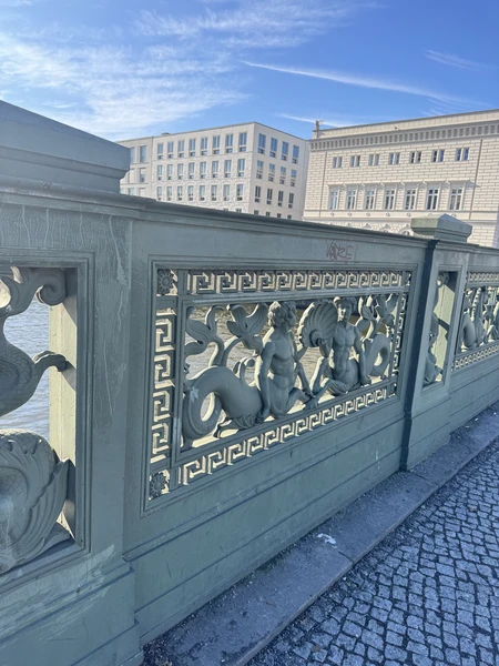 у нас получилась индивидуальная экскурсия. гид Неля заворожила своим интреснейшим рассказом, что 2 часа прошло как