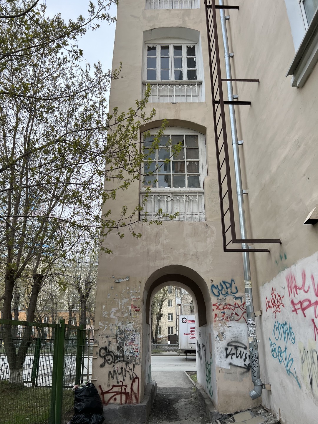 Спасибо большое Ане за емкую, но при этом очень содержательную экскурсию по Уралмашу и Эльмашу. За