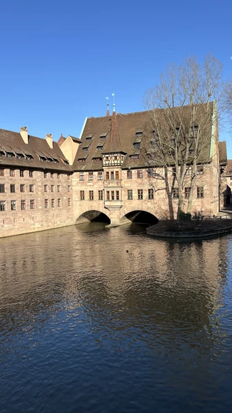 Забронировали экскурсию, оказалось, что никого больше не будет, мы гуляли с экскурсоводом втроем! Погода была великолепная