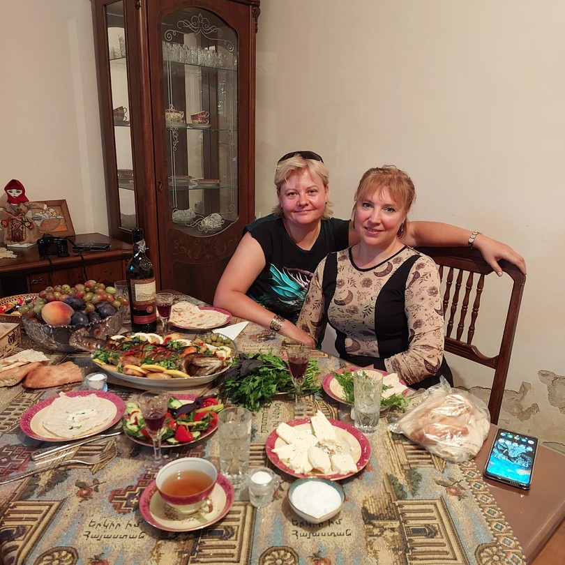 Ирина, интересная, душевная, открытая, гостеприимная, творческая. К мероприятию готовится основательно. Оформила стол, что бы мы хорошо