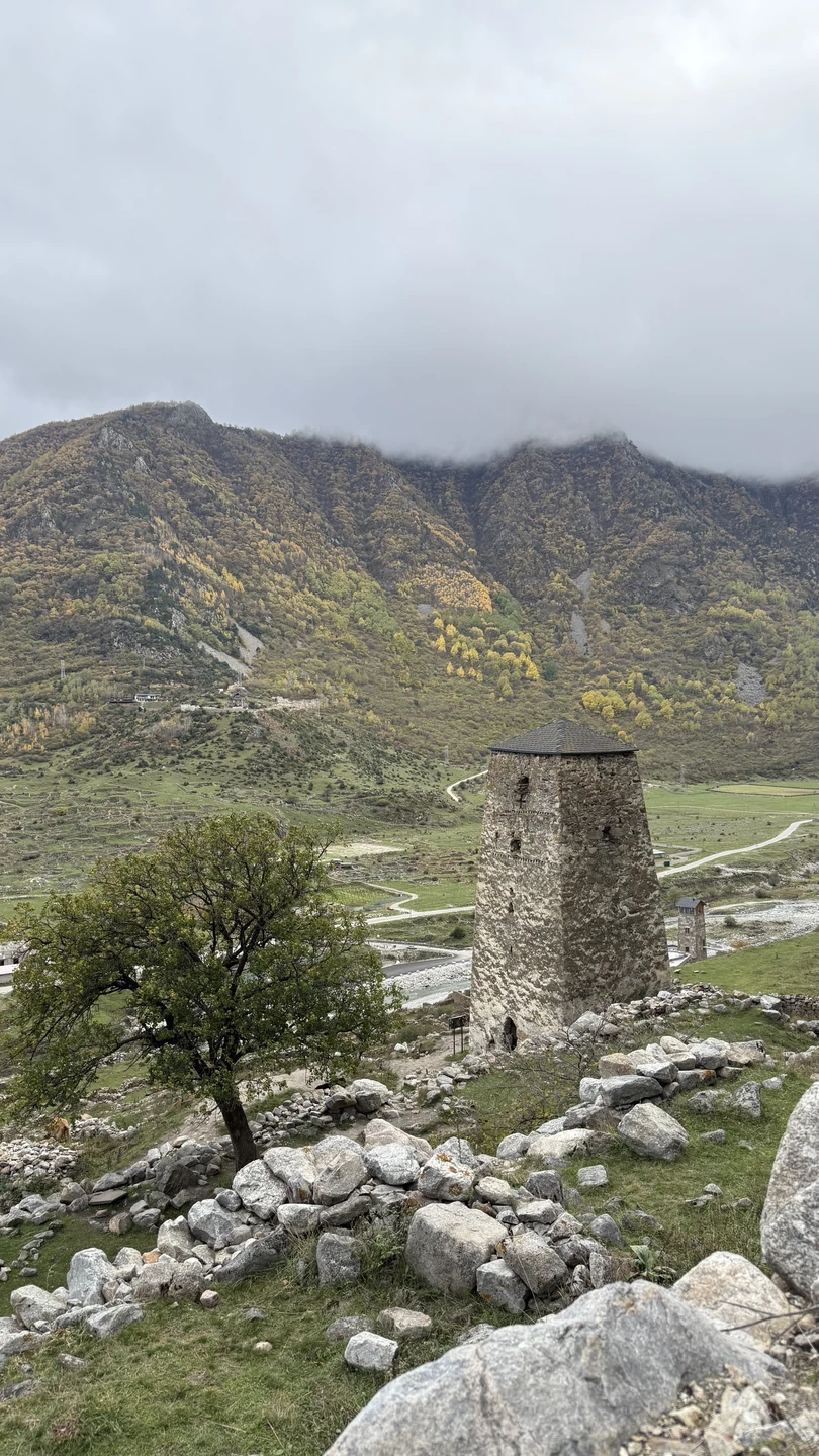 Если вам интересно посмотреть одно из самых сохранившихся древних горских поселений, и увидеть как на склонах