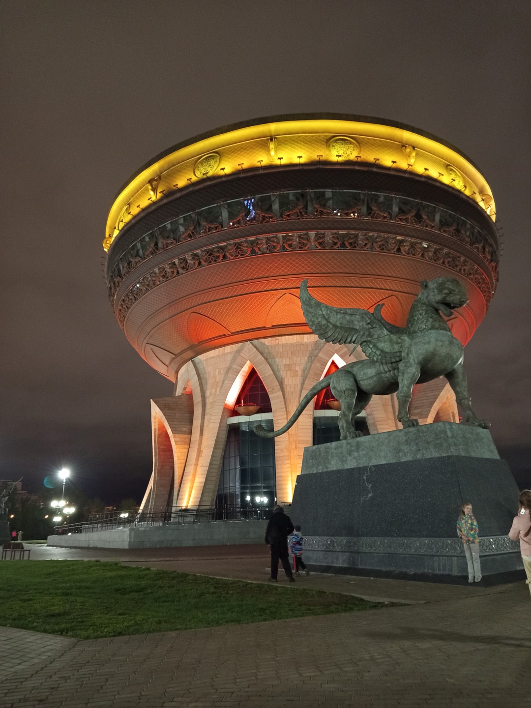 Посетила экскурсию по ночной Казани, очень довольна. Были остановки по самым значимым достопримечательностям, познавательный рассказ экскурсовода