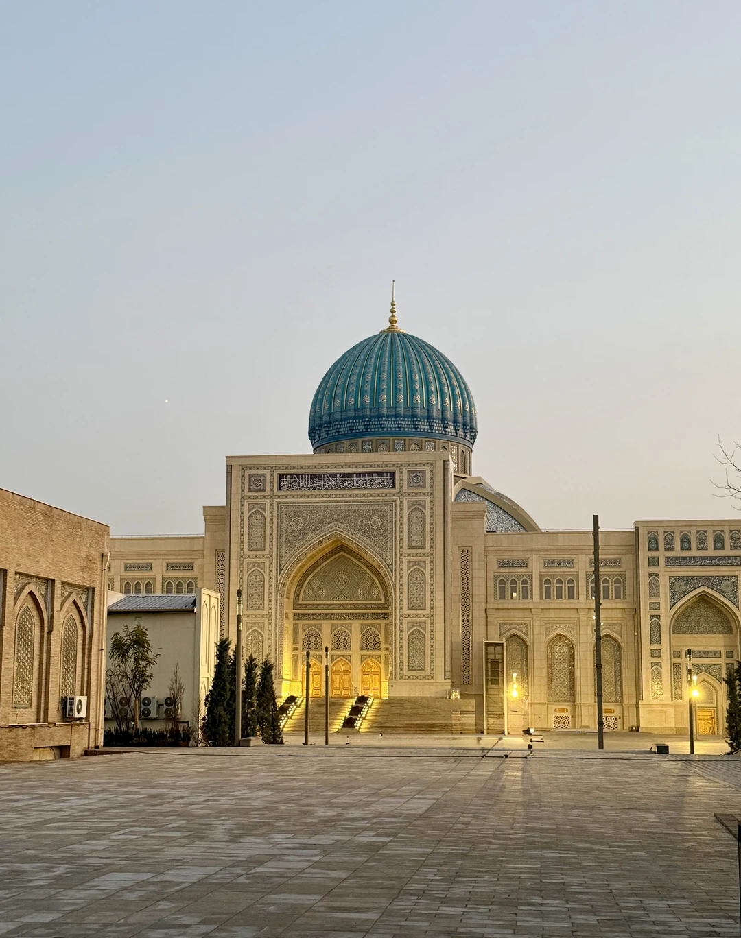 Нашим экскурсоводом был Бек. На экскурсию мы попали после ночного перелета и казалось, что будет очень