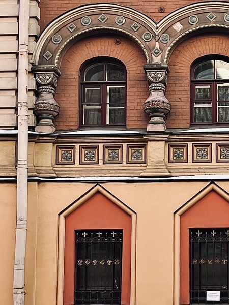 Это не экскурсия, а увлекательная прогулка: яркая, контрастная и местами непредсказуемая. В какой-то момент вы перестанете