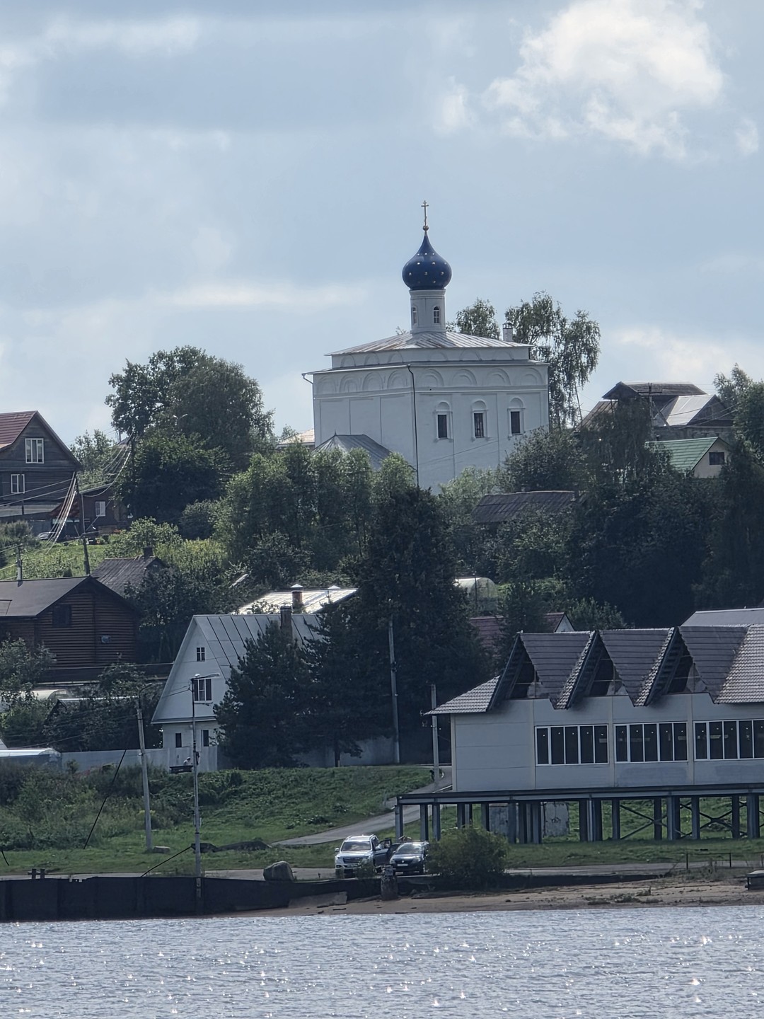 Романо-Борисоглебск - маленький городок с богатой историей. Здесь нет моста между романовским и борисоглебским берегами, поэтому