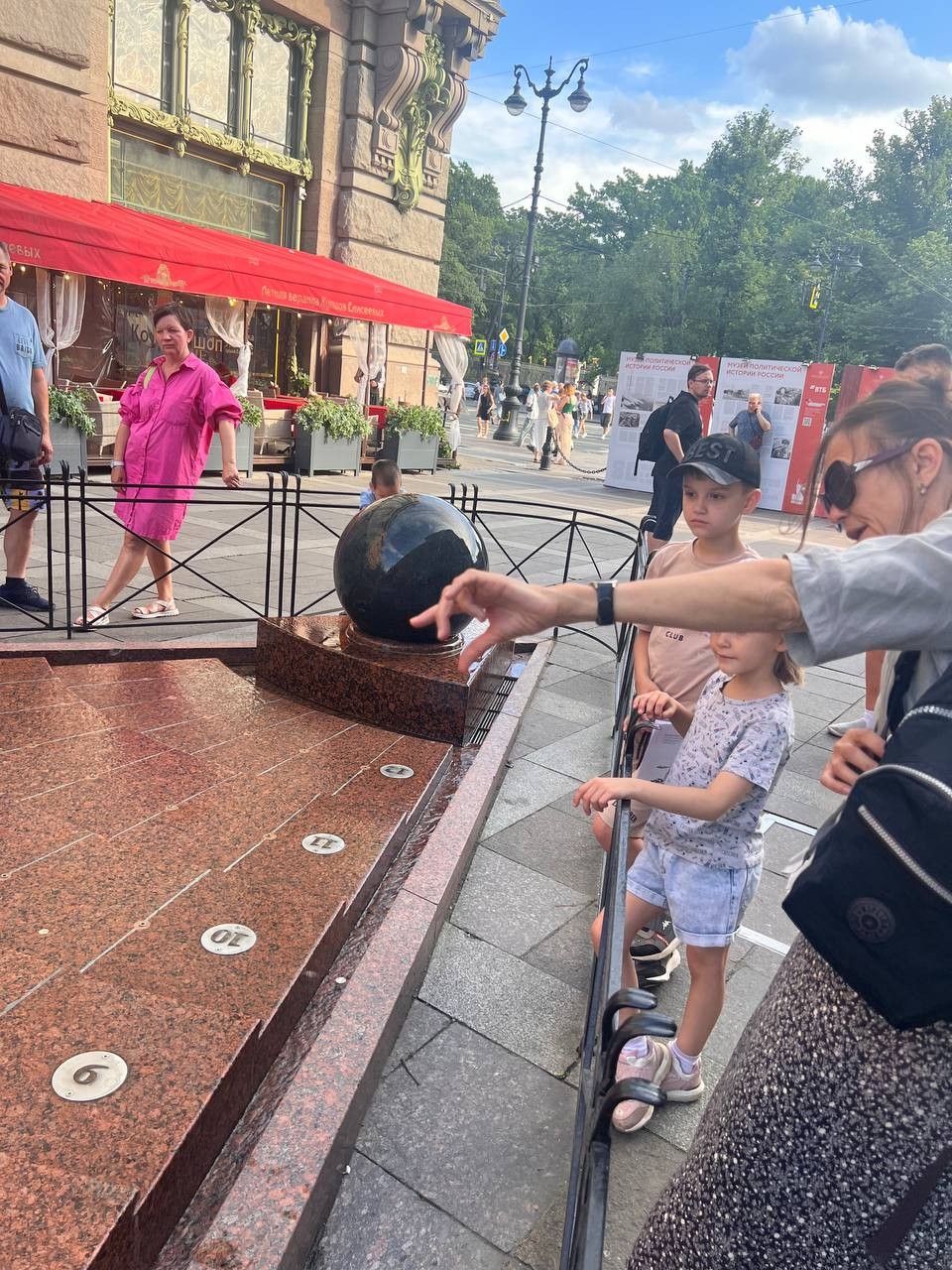 В целом хорошая экскурсия. Хотелось бы добавить больше игровой механике для детей такого возраста 6-7 лет.