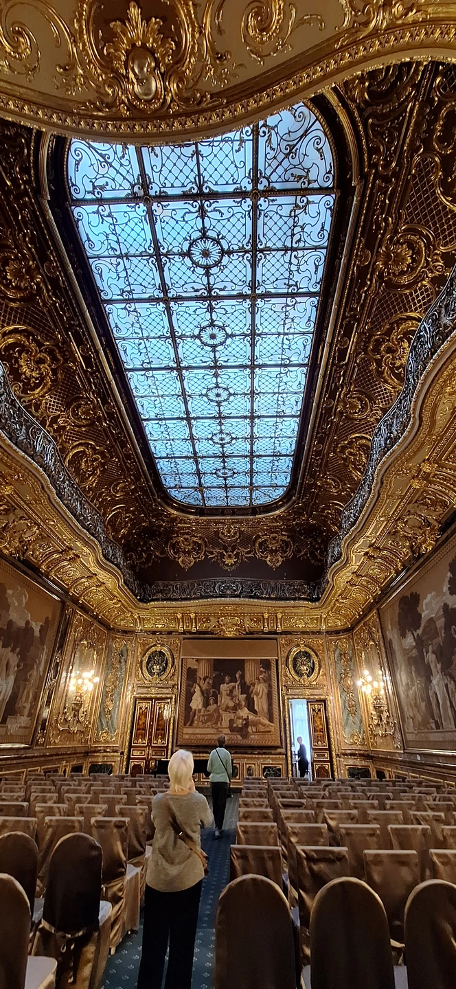 На мой взгляд мало помещений открыто к посещению. Но, по разъяснениям экскурсовода, их занимают действующие архитекторы