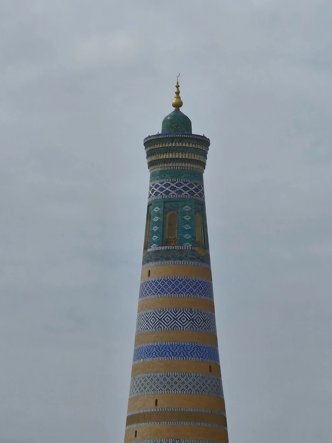 Хива-это восточная сказка, какой она и должна быть. Очень красивый старый город. Дадахон замечательно знает и