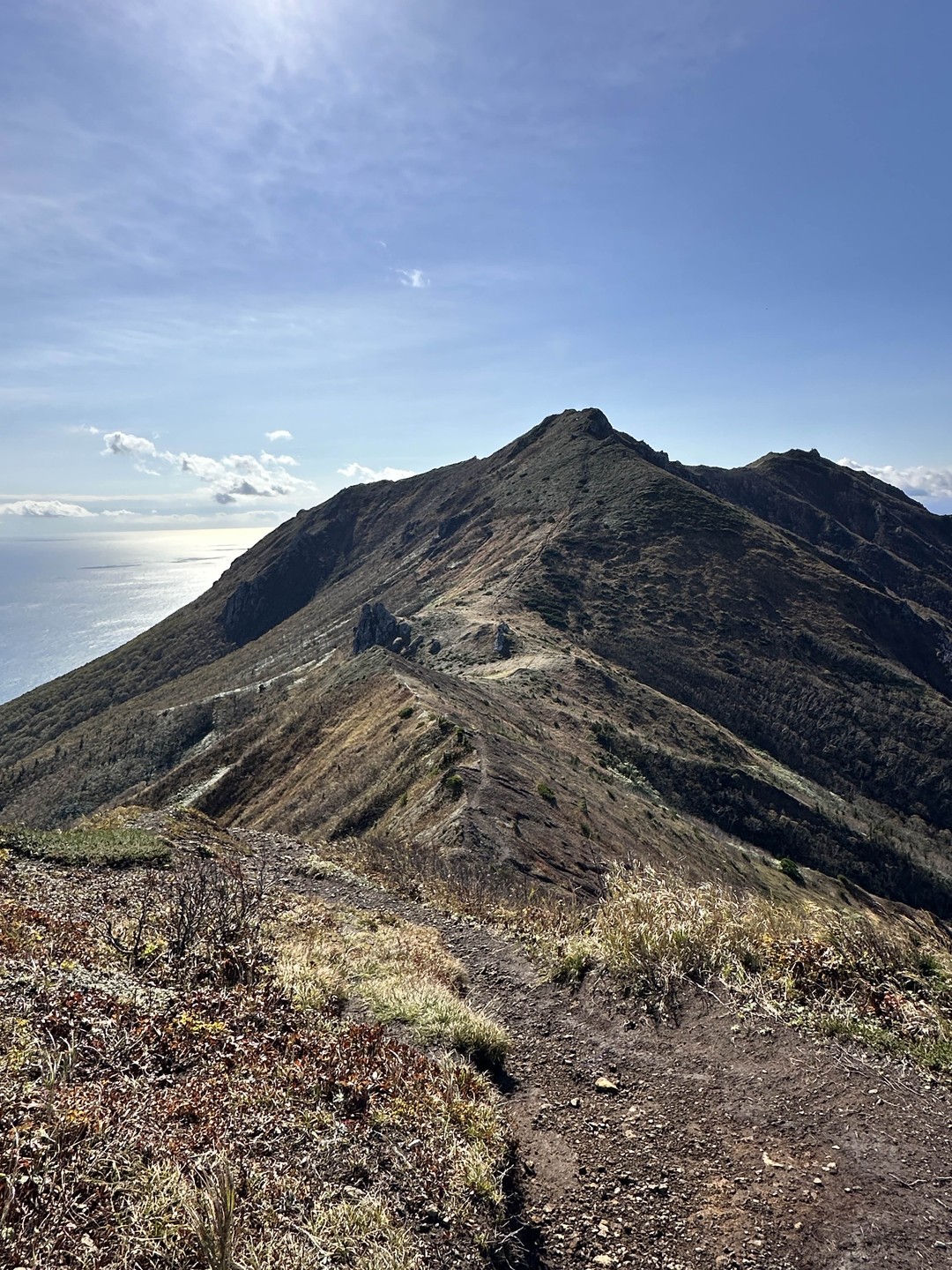Если вы хотите увидеть Охотское море с высоты самых красивых скал Сахалина, то вам точно сюда!