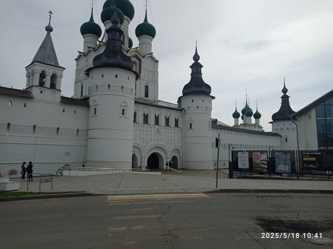 Ксения и Максим встретили у вокзала по прибытии поезда. Проехали до исторического центра. Далее Максим провел