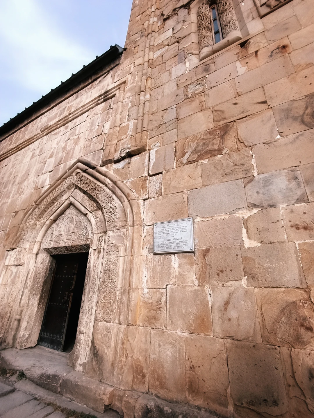 Прекрасная поездка на Казбеги. Сегодня первый раз оказалась в группе, где несколько национальностей. Экскурсия проходит на