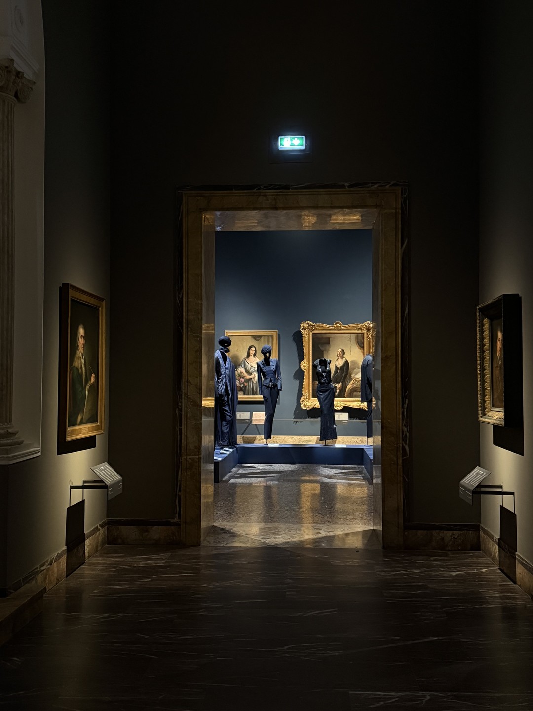 Просто восхитительная экскурсия! Елена создала и настроение, и погрузила в колорит места, и напитала новыми знаниями)))