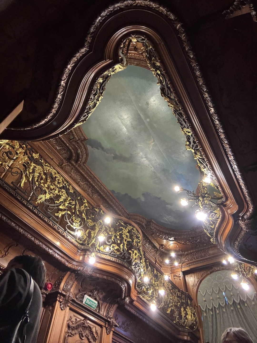 За ничем не примечательными фасадами казалось обычного дома скрыта жемчужина архитектурной мысли, подлинные уникальные интерьеры и