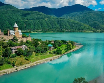 Жинвальское водохранилище, Ананури, Гудаури и церковь Гергети