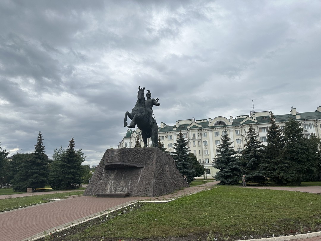 Экскурсия была подарком подростку на день рождения. Поехали всей семьей. День получился отличным, а наш экскурсовод