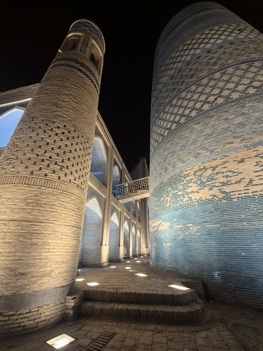 Хива-это восточная сказка, какой она и должна быть. Очень красивый старый город. Дадахон замечательно знает и