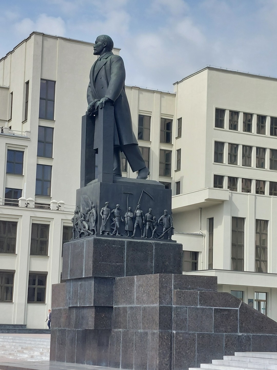 Экскурсия получилась индивидуальной -5 человек на комфортабельном автомобиле. Экскурсовод заинтересовала с первых минут. Все лаконично, без