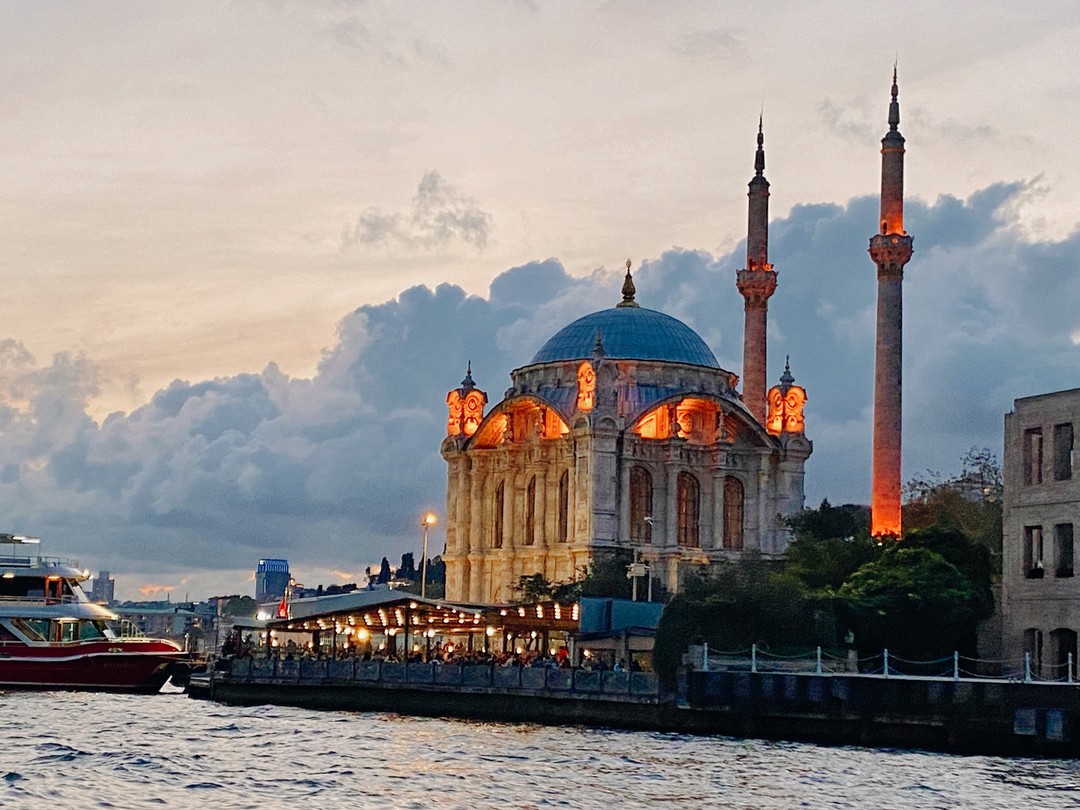 Экскурсия с головой окунула в историю Турции. Рассказы о султанах проживающих во дворце Долмабахче, о гареме