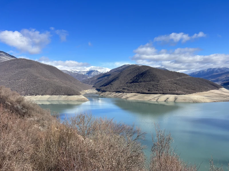 Вчера побывали на экскурсии к Казбеку и в крепость Ананури — это было одно из самых ярких впечатлений нашей поездки!
