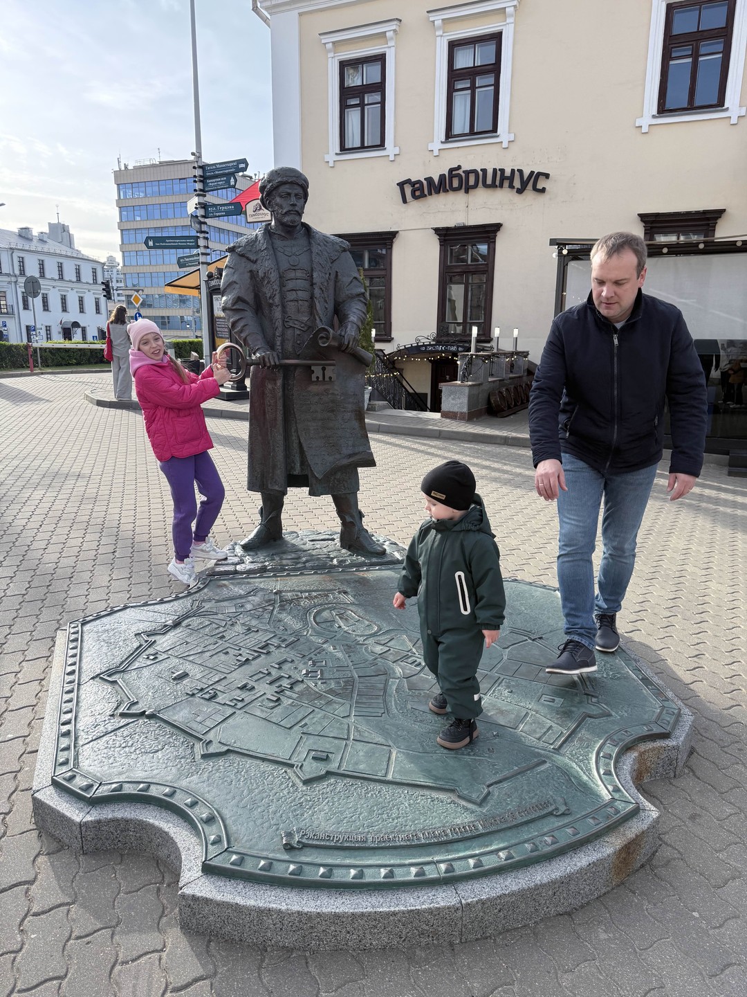 Сегодня посетили обзорную экскурсию по г. Минск. Были с 2-мя детьми 10 лет и 2 года.