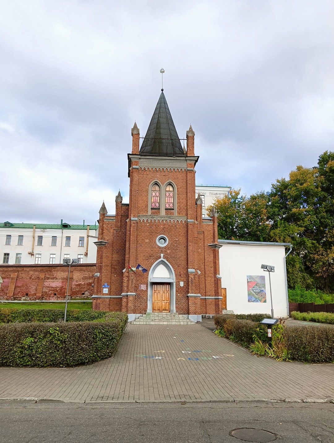 Экскурсию проводила Марина. Всё самое главное нам показала и рассказала. В целом, было интересно. Единственное пожелание