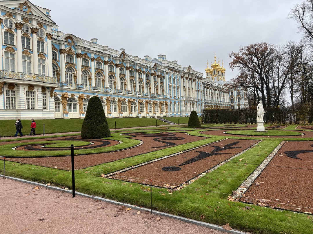 Очень хорошо съездили в Царское село с Александром. Ведет машину хорошо, рассказывает достаточно интересно. Забрал нас