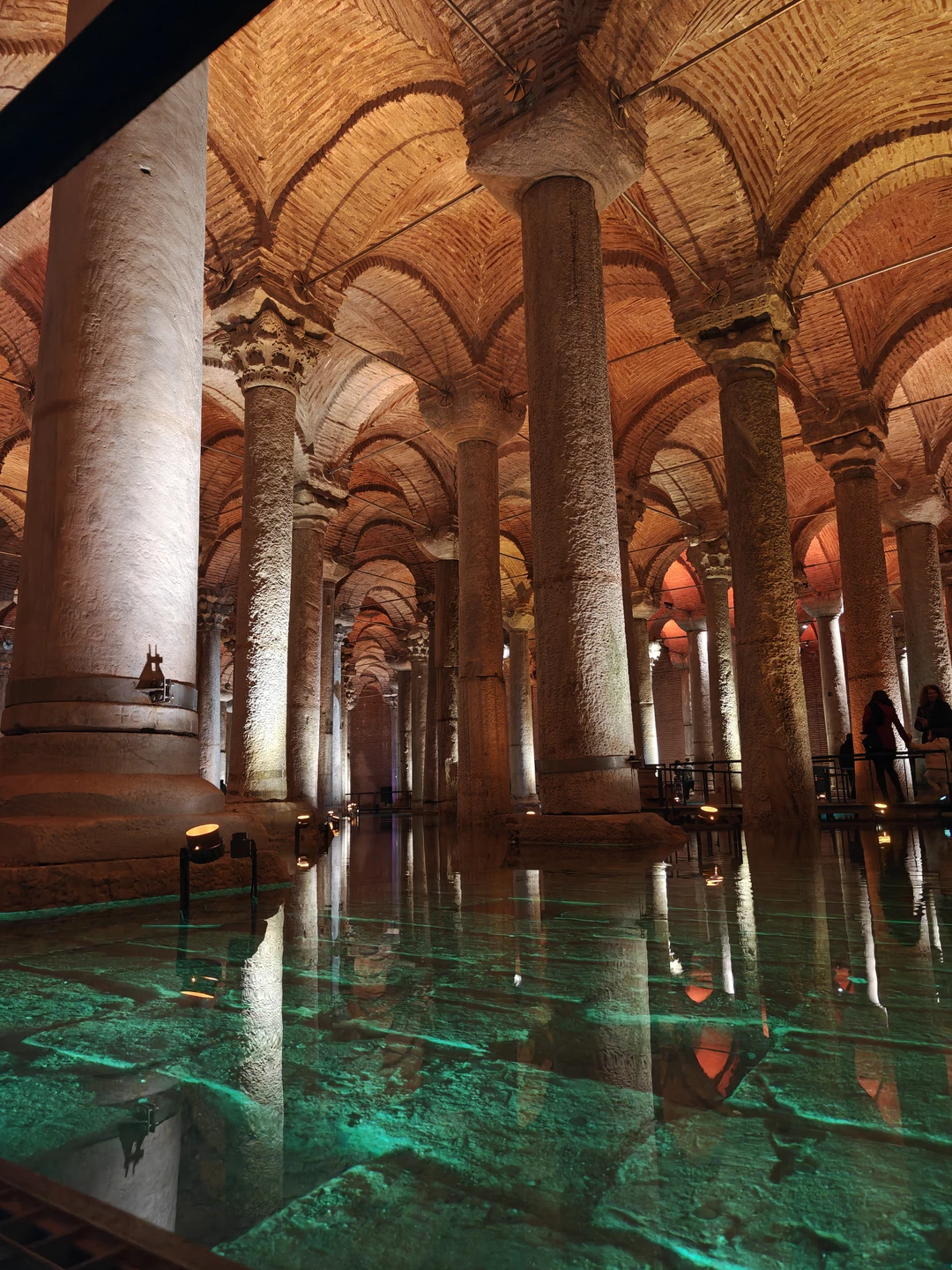 Экскурсию проводил Ислам. Гид очень впечатлил своими знаниями, в деталях рассказал о каждой достопримечательности, при этом