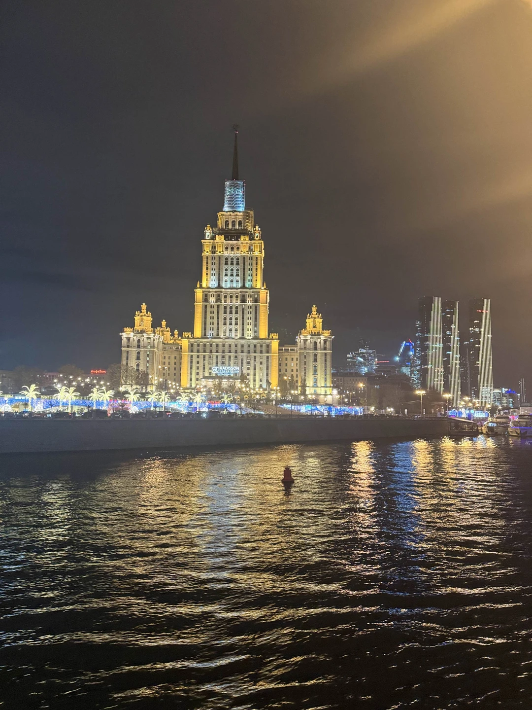 Прогулка на теплоходе «Ривер Палас» нам понравилась. Мы выбрали с обедом «Премиум» - салат Капрезе, Утиная