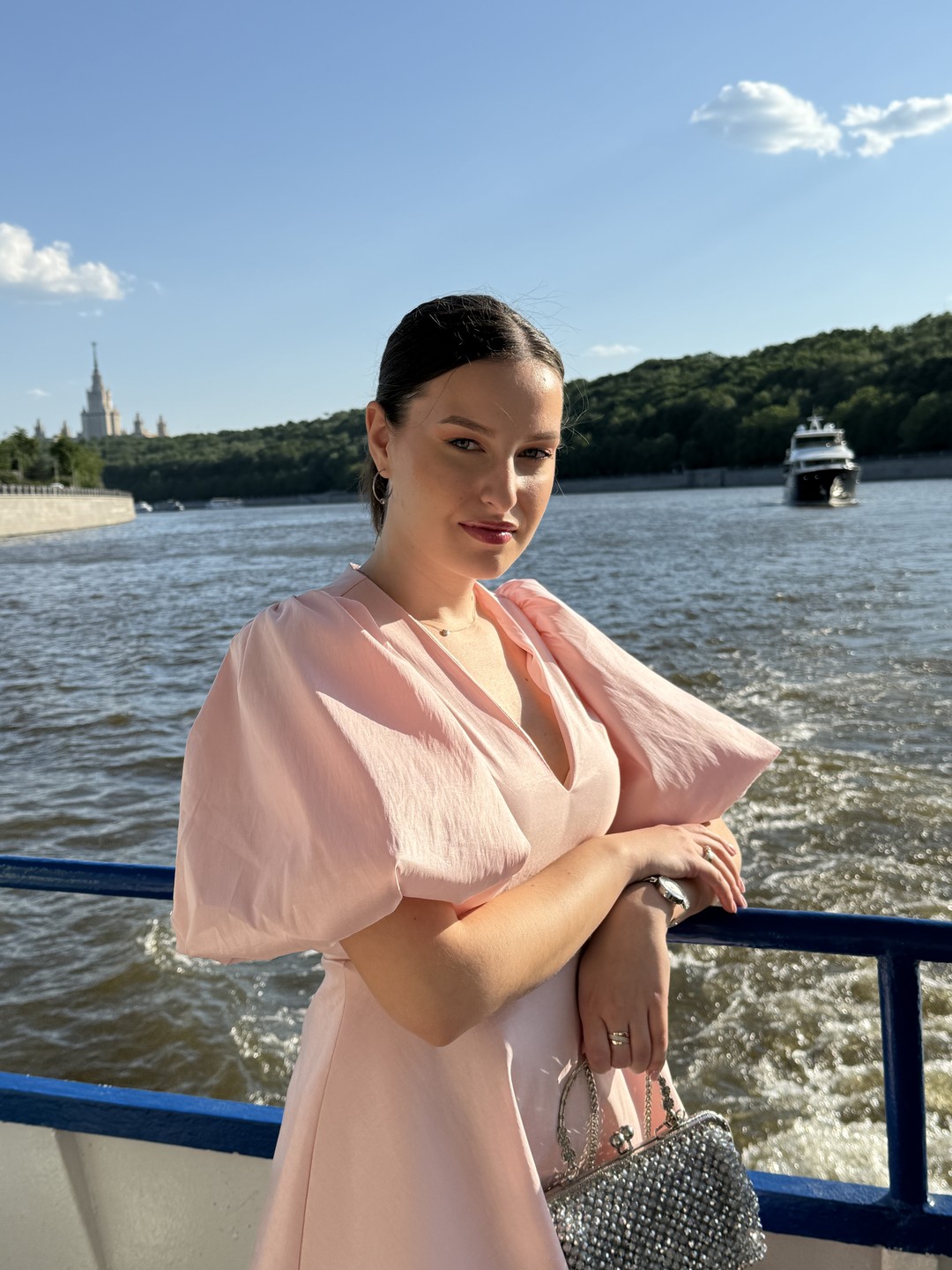 Брали эту экскурсию с подружками на др. Все остались очень довольны. Рейс был на 16:45, застали солнышко
