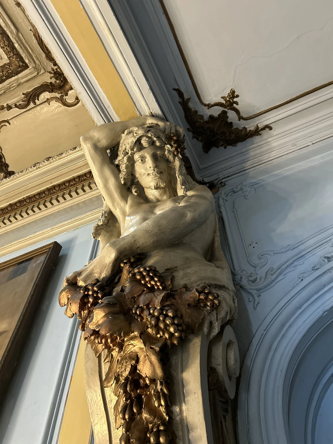 Интересный дворец, просто так, «с улицы», не попасть. Но смотреть в нем мало, что осталось, по