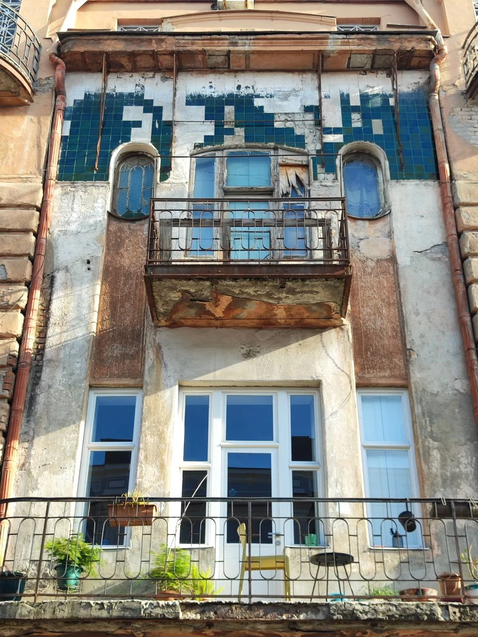 Если вы хотите увидеть Тбилиси с "нетуристического" ракурса - глубже, на уровне искусства, времени и символов - бронируйте эту экскурсию