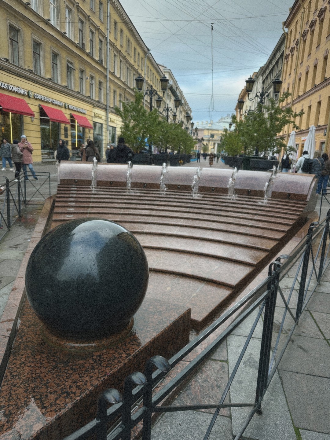 Нам очень понравилась экскурсия “Прогулка с петербурженкой”! Милая и обаятельная девушка-гид Светлана, создала по-настоящему дружескую атмосферу