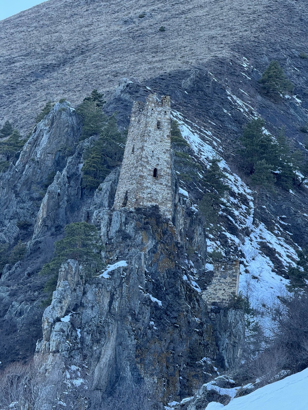 Ибрагим очень хороший гид. С очень глубокими знаниями о глубокой истории и современном мире Ингушетии. Чудесные