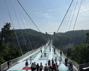 Озеро Баофэн, пещера Жёлтого дракона, стеклянный мост