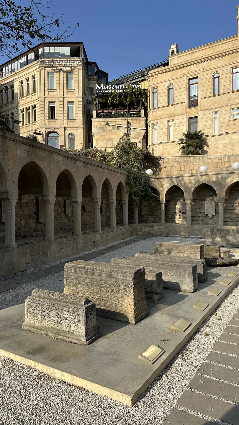 Мне очень понравилась экскурсия, гид Джамаль увлеченно, энергично, интересно, захватывающе рассказывает, полностью погружает в повествование, в