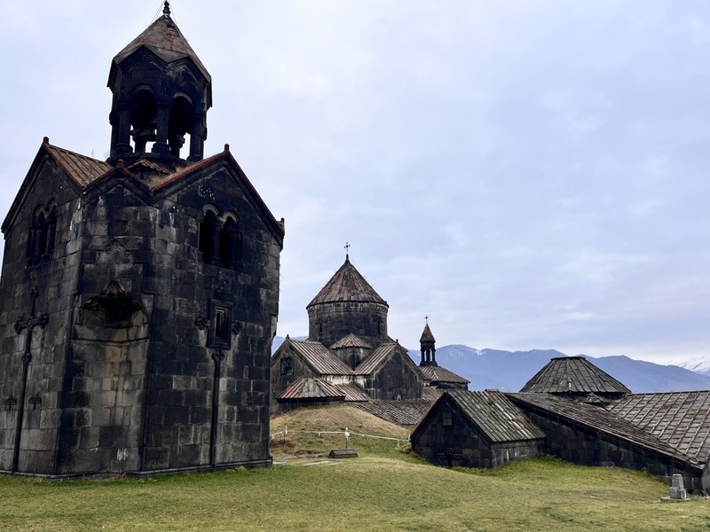 Волшебный Лори: горы, пещеры и старинные монастыри