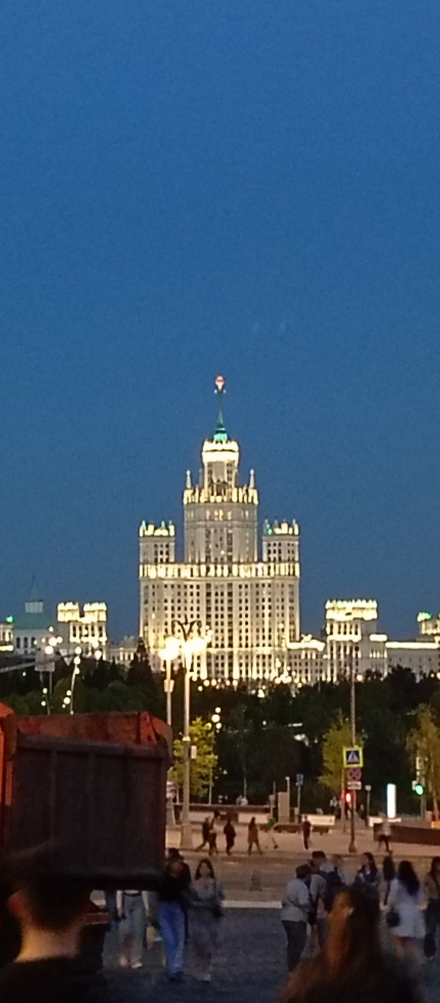 Обзорная вечерняя экскурсия по Москве (Аюна)