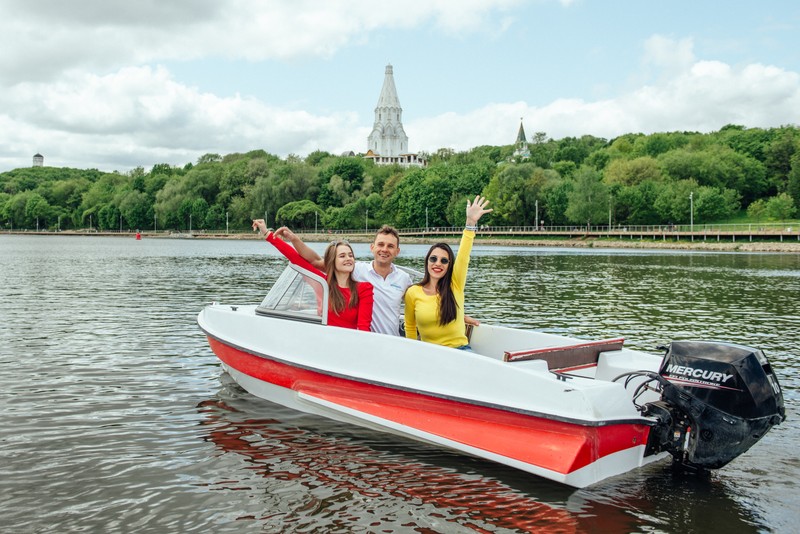 Прогулка по Москве-реке на катере без капитана