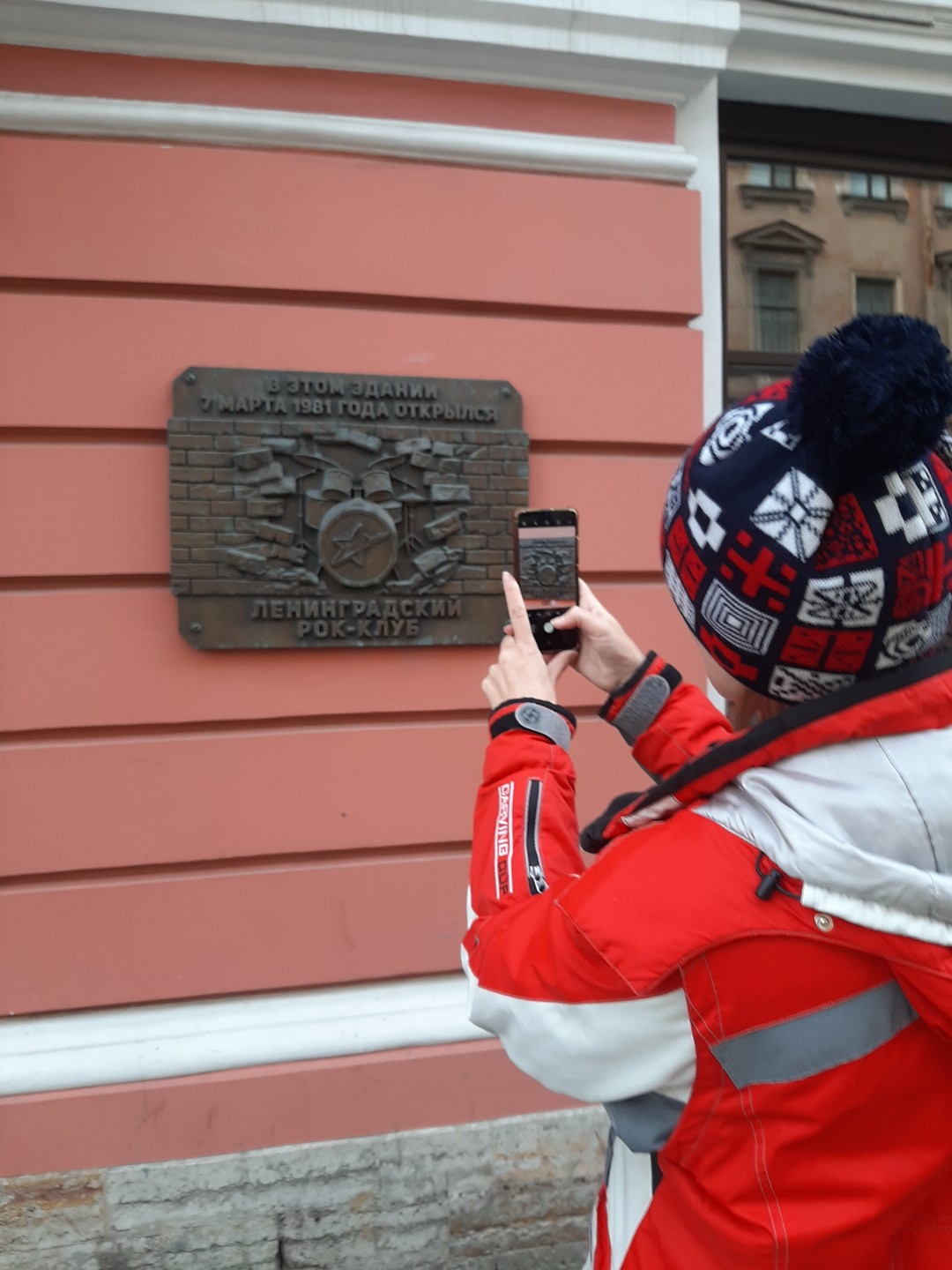 Первый раз была на пешей экскурсии в Санкт-Петербурге. Сравнить пока не с чем. Все очень понравилось. Однозначно буду еще выбирать экскурсии