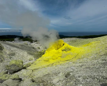 Вулкан Менделеева и мыс Столбчатый