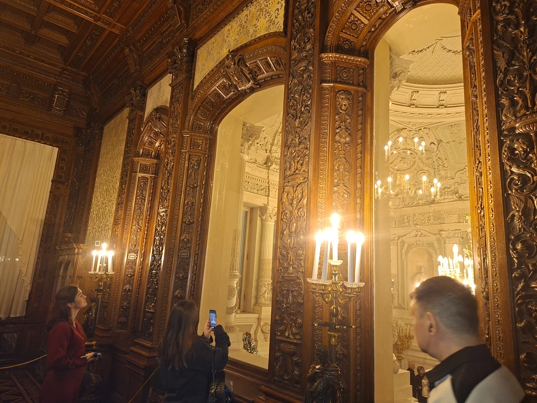 Экскурсия лучшая из всех, где мы были в Петербурге. Раздали наушники и устройство, чтобы всем было слышно гида.