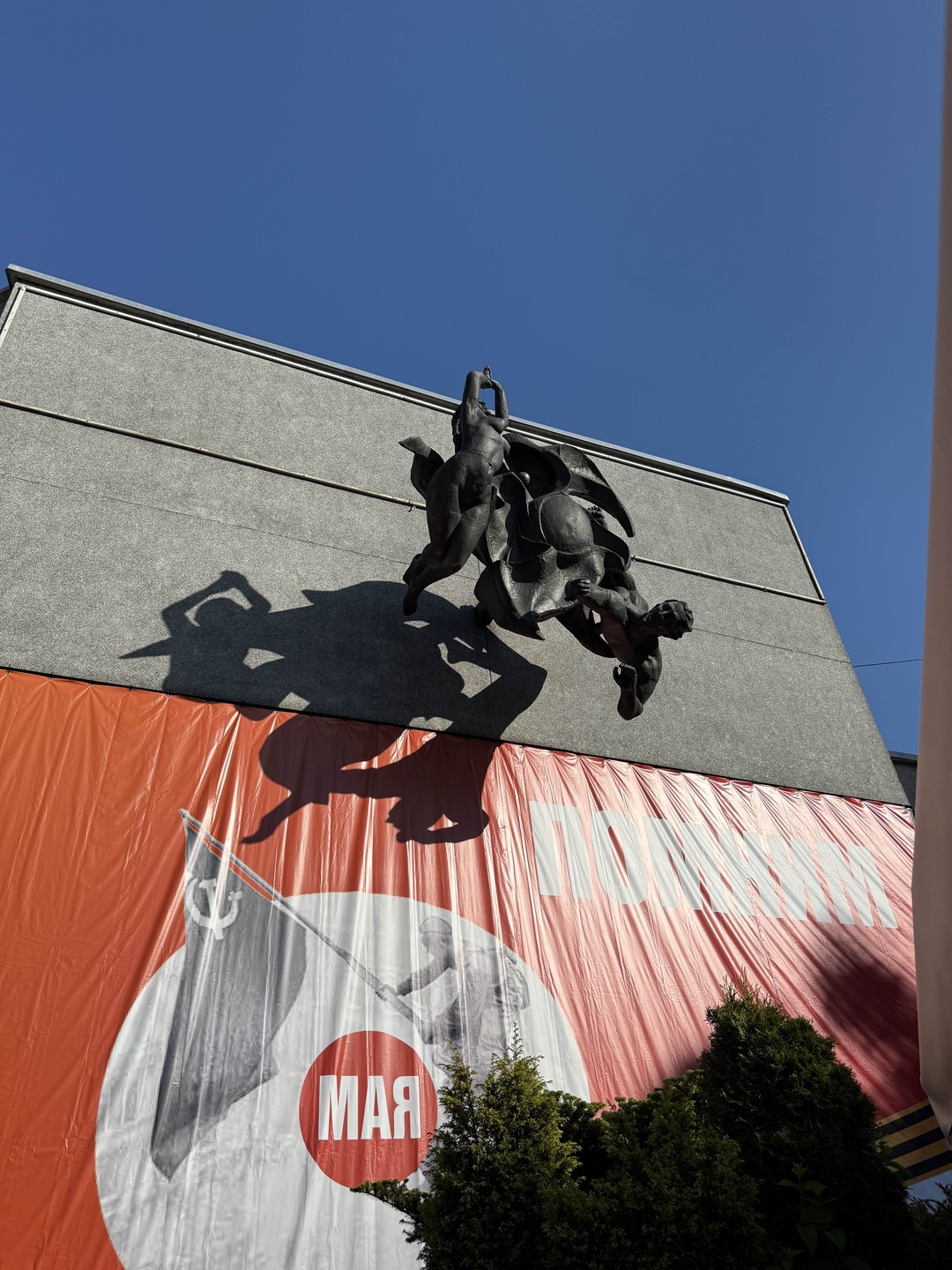 Немного не разобрались с местом встречи с гидом. Владислав сам пришел на встречу, нашел нас …