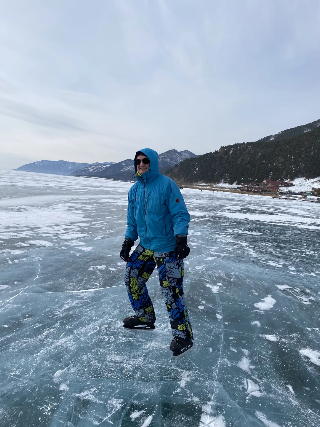 Отличная экскурсия, отвезли на лед, где не было снега и мало людей. Предложили коньки. Это было