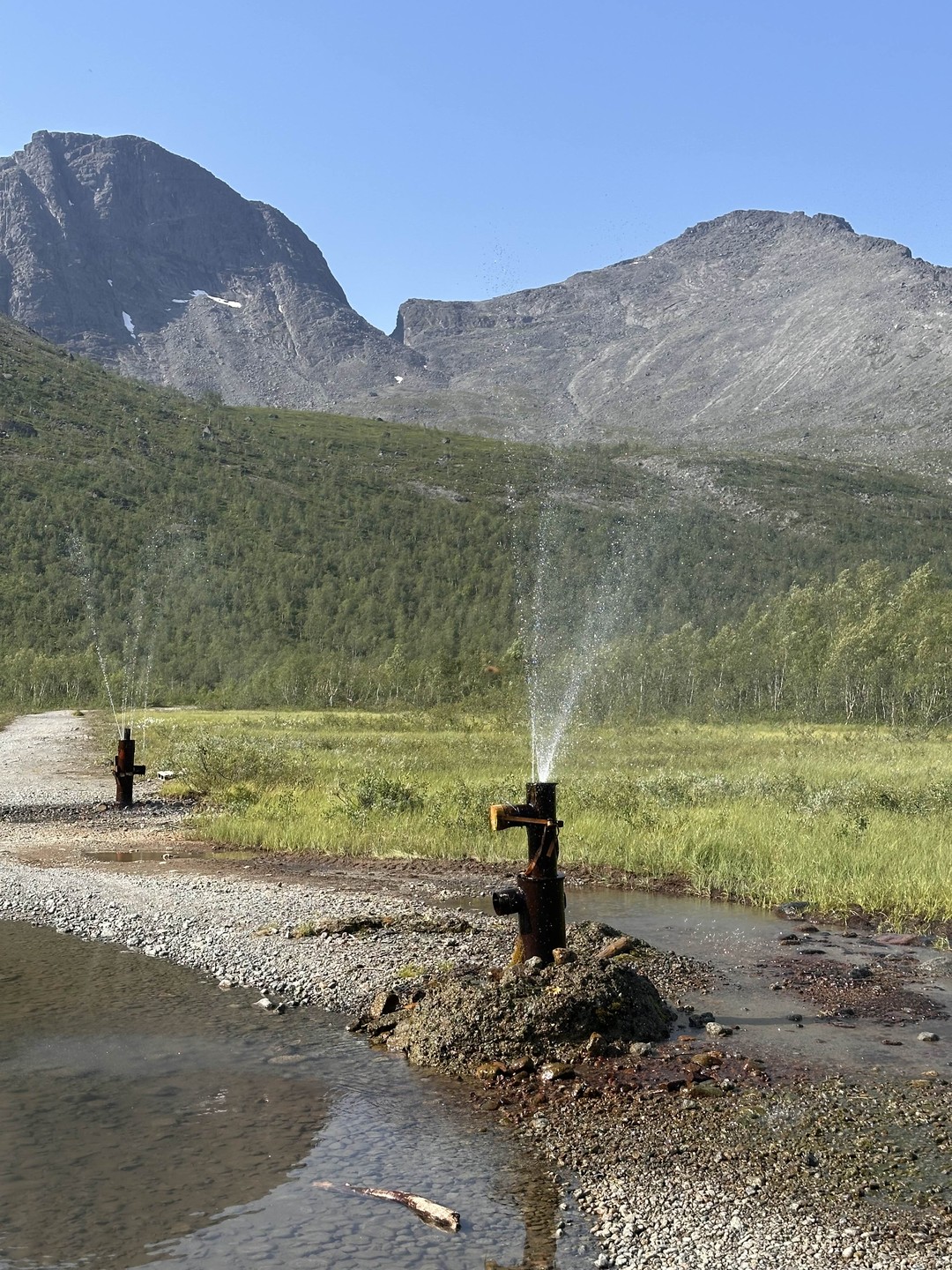 Достаточно сомнительная вышла поездка, ожидали другого. Места красивые, гулять- одно удовольствие, в жару даже ножки в